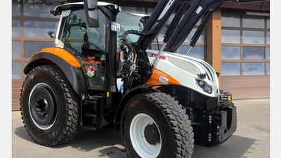 Bild: Stadt Neustadt/WN
Der neue, vielseitig einsetzbare Traktor ergänzt künftig den Fuhrpark des Bauhofs in Neustadt/WN.