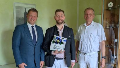 Bild: Paul Zrenner
Dr. Maxilmilian Bolch (Mitte) wird ab 1. Juli in der Praxis von Dr. Achim Nemsow in Mitterteich als angestellter Hausarzt arbeiten. Dr .Nemsow (rechts) freut sich über die Unterstützung, Bürgermeister Stefan Grillmeier (links) hatte zum Einstand ein flüssiges Präsent mitgebracht.