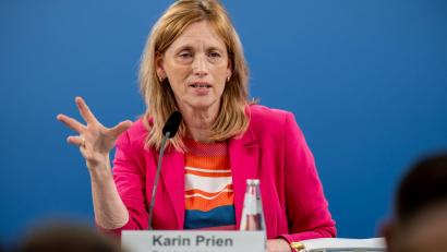 Bild: Michael Kappeler/dpa
Familienministerin Prien ist für eine gesetzliche Altersgrenze von 13 Jahren für die eigenständige Nutzung eigener Social-Media-Konten.