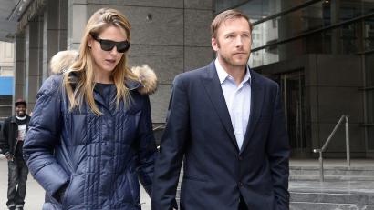 Bild: Andrew Gombert/EPA/dpa
Bode Miller (r), ehemaliger Skirennläufer, und seine Frau Morgan Beck Miller verlassen 2018 ein Gerichtsgebäude. (Archivbild)