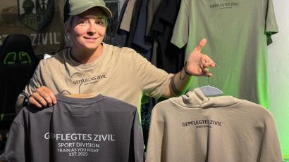 Bild: Petra Hartl
Katharina Fleischmann aus Hirschau ist Soldatin und machte aus dem Bundeswehr-Begriff „Gepflegtes Zivil“ eine Modemarke.