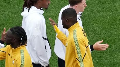 Bild: Nick Potts/PA Wire/dpa
Ghanas Thomas Partey(rechts) nach der Hymne neben Englands Djed Spence.
