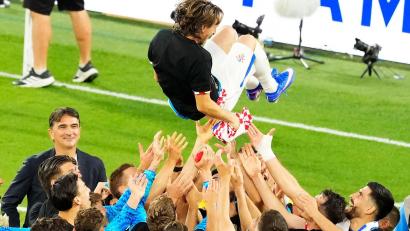 Bild: Chris Young/Canadian Press via ZUMA Press/dpa
Luka Modric wurde von seinen Teamkollegen für sein 200. Länderspiel gefeiert.