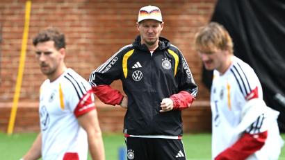 Bild: Federico Gambarini/dpa
Bundestrainer Nagelsmann schaut im Training bei Woltemade (r.) und Goretzka (l.) ganz genau hin.