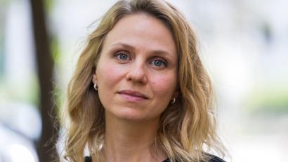 Bild: Peter Kneffel/dpa
Schauspielerin Teresa Rizos wurde bereits Opfer eines sexualisierten Deepfakes.