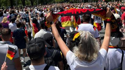 Bild: Maximilian Schmid
Bei dem Fanmarsch zum Deutschlandspiel in Toronto waren circa 12.000 Fans dabei. Auch Maximilian Schmid, der 1. Vorstand des neu gegründeten DFB-Fanclubs, war in der Menge.