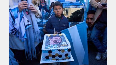 Bild: Rodrigo Abd/AP/dpa
Egal wo: Es wird Messis Geburstag gefeiert.