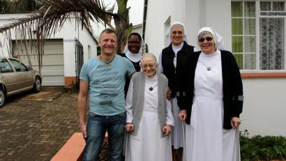 Bild: Markus Schöberl
Markus Schöberl mit seiner Tante "Resi", der verstorbenen Schwester Arnulfina, in der Mitte und ihren Mitschwestern in Vryheid 2019.