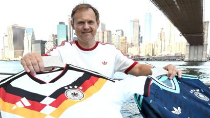 Bild: Federico Gambarini/dpa
Adidas-Chef Björn Gulden berichtete über die Anzahl verkaufter Trikots.