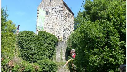 Bild: Josef Piehler
Die Alpenvereinsjugend hatte wieder eine Seilrutsche von der Burgmauer in den Burggraben gebaut, die bei den Kindern und Jugendlichen großen Anklang fand.