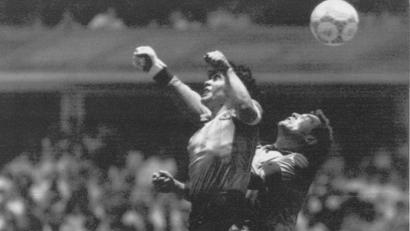 Bild: Uncredited/EL GRAFICO/dpa
Shilton (r) gegen Maradona, WM 1986: Eine der ikonischsten Szenen der Fußball-Geschichte. (Archivbild)