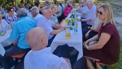 Bild: Regina Merkl
Beste Stimmung herrschte beim Sommerempfang der Landkreis-CSU, zu dem der Kreisvorsitzende Harald Schwartz über 200 Gäste im Josefshausgarten in Hirschau begrüßte.