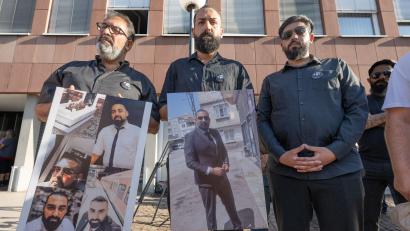Bild: Boris Roessler/dpa
Die Familie des Opfers forderte vor Prozessbeginn „Gerechtigkeit“.