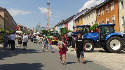 Bild: Walther Hermann
Unterm Maibaum war beim Bauernmarkt viel Technik platziert.