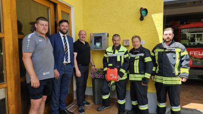 Bild: Maria Demel
Über den Defibrillator freuen sich (von links): Zweiter Bürgermeister Matthias Buron, VR-Bank-Regionalleiter Fabian Diermeier, Rescue-Train Geschäftsführer Marko Frischholz, Feuerwehr-Sanitäter Gerald Mayr, Erster Kommandant Heribert Domes sowie Vorsitzender und Zweiter Kommandant Stefan Röhrer.