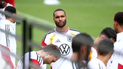 Bild: Jan Woitas/dpa
Jonathan Tah (M) beim Training vor seinem 50. Länderspiel.