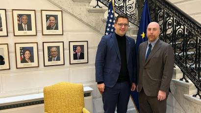 Bild: Büro Doleschal
Christian Doleschal (MdEP) im Gespräch mit Seth Blaylock, Parliamentary Affairs Officer der US-Mission bei der EU, über aktuelle Entwicklungen in den transatlantischen Beziehungen.
