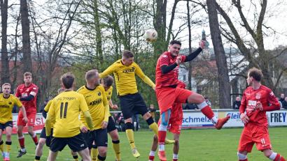 Bild: Rudolf Gebert
Der TSV Waldershof (rote Trikots) geht nach dem Abstieg aus der Bezirksliga in der kommenden Spielzeit wieder in der Kreisliga an den Start.