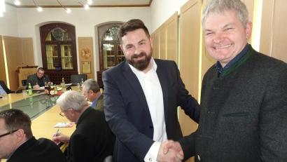 Bild: ui
Bürgermeister Sebastian Giering gratuliert Walter Rustler direkt nach der Abstimmung im Neustädter Stadtrat zur Ernennung als Europa-Beauftragter der Stadt. Der 59-Jährige ist damit quasi Nachfolger des verstorbenen Hans Schreyegg, des Ehrenvorsitzenden der Arbeitsgemeinschaft Neustadt in Europa.