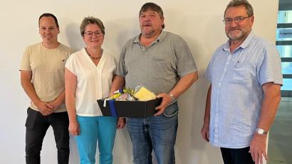 Bild: Sonja Meier
Zum Beginn der Marktratsitzung dankte Bürgermeisterin Sonja Meier mit ihren Stellvertretern Sebastian Hutzler (links) und Robert Eibl (rechts) dem ehemaligen zweiten Bürgermeister Markus Fichtinger für seinen Einsatz mit einem Geschenk.