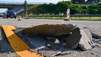 Symbolbild: Rene Priebe/dpa
Blow-ups können starke Schäden verursachen. Aktuell ist der linke Fahrbahnstreifen auf der A93 in Richtung Regensburg wegen Blow-ups gesperrt.
