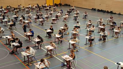 Bild: lhc
Dieses Jahr schreiben 96 Zehntklässler der Walter-Höllerer-Realschule die Abschlussprüfungen in der Dreifachturnhalle. Die Prüfungen starteten im Fach Deutsch.