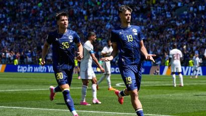Bild: Lindsey Wasson/AP/dpa
Kerim Alajbegovic (r.) brachte Bosnien-Herzegowina in Führung.