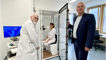 Bild: Claudia Völkl
Dr. Philipp Wagner (links) und Dr. Jürgen Herold (rechts) schätzen die Infrastruktur des früheren Nabburger Krankenhauses als gute Basis für die Praxis. Ein Herzstück ist die durchsichtige Glaskabine für Lungenfunktionstests zur genauen Diagnose und Verlaufskontrolle bei Atemwegerkrankungen.