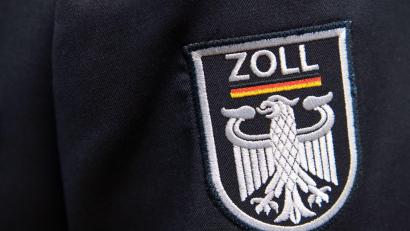Symbolbild: Ralf Hirschberger/dpa
Zollbeamte durchsuchten am Mittwoch auf der Suche nach Betäubungsmitteln eine Wohnung in Windischeschenbach.