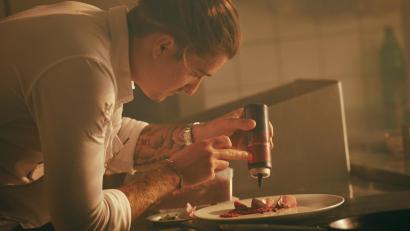 Archivbild: Andreas Fuchs
Maximilian Schmidt (hier 2021) muss sich den Michelin-Stern im Roten Hahn in Regensburg neu erkochen.
