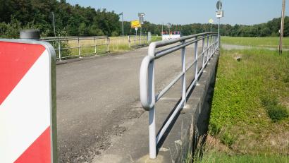 Bild: Rudolf Hirsch
Die Geländer der Brücke werden zurückgebaut und durch Stahlkonstruktionen ersetzt. Ferner wird der Asphaltbelag erneuert und mit einer Abdichtung versehen, die das Bauwerk langlebig machen soll.