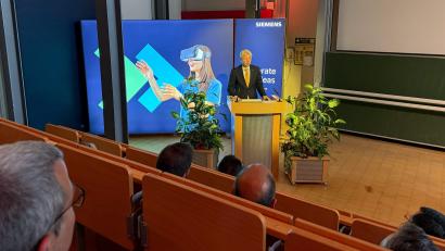Bild: Sonja Wiesel
Das Siemens Innovatorium wurde nach einer umfangreichen Modernisierung an der OTH Amberg-Weiden neu eröffnet. OTH-Präsident Clemens Bulitta freut sich über die enge Zusammenarbeit mit Siemens.