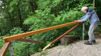 Bild: Karl Müller
Eigentlich ist das Fliegenschwammerl am Mariahilfberg ja schön renoviert, doch als die Wandergruppe dort ankam, war eine Holzstange, die als Geländer fungiert, zerbrochen. Daraufhin wurden die Wanderer in Absprache mit dem Betriebshof aktiv und erneuerten das Stück in Eigenregie. Rechts: Robert Mois.