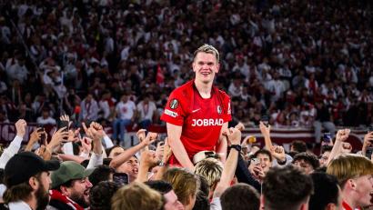 Bild: Tom Weller/dpa
Ein Platzsturm mit Folgen: Die UEFA hat den Club dafür bestraft. (Archivbild)