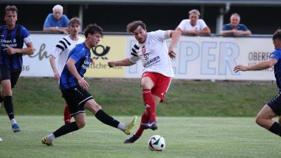 Bild: Dieter Jäschke
SC-Kapitän Nico Argauer beim Torschuss: Die Oberwildenauer Offensive hatte einige gute Szenen bei der 1:4-Pokalniederlage gegen die SpVgg SV Weiden. Letztlich war die spielerische Überlegenheit des Bayernligisten zu groß.