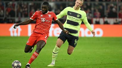 Bild: Sven Hoppe/dpa
Trafen das letzte Mal 2023 aufeinander: Frankreichs Dayot Upamecano (l) und Erling Haaland.