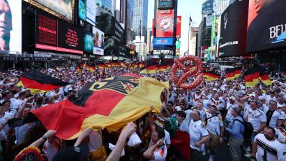 Bild: Jan Woitas/dpa
Heiß auf das Duell mit Ecuador: deutsche Fans in New York.