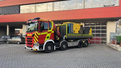 Bild: Feuerwehr Amberg
Ein neues Wechsellader-Fahrzeug, wie es beispielsweise die Feuerwehr Amberg hat: Vier solcher oder ähnlicher Geräte ordert der LandkreisTirschenreuth. Der Containeraufbau ist für viele Einsatzzwecke variabel bestellbar.