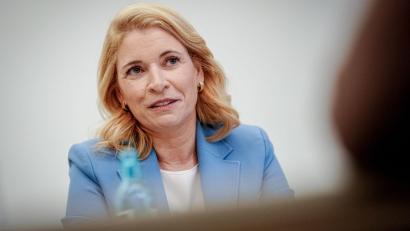 Bild: Kay Nietfeld/dpa
Bahnchefin Evelyn Palla will unter anderem in der Konzernleitung viele Stellen abbauen. (Archivbild)