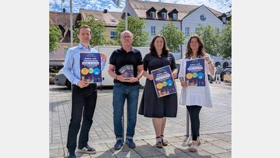 Bild: Mirko Streich 
Bürgermeister Hans-Peter Schärl (2.v.l.), Geschäftsleiter Markus Bergauer (1.v.l.), Stadtmarketingmanagerin Stefanie Süß (1.v.r.9 und Museumsleitung Birgit Plößner (2.v.r.) freuen sich auf die erste Kultur- und Einkaufsnacht in Tirschenreuth