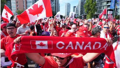 Bild: Darryl Dyck/Canadian Press via ZUMA Press/dpa
Kanadas Fußballer haben sich für die Fan-Unterstützung während der WM bedankt.