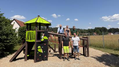 Bild: Stefanie Gradl
Bürgermeister Thorsten Grädler, Sabine Weber von der AOVE, Leiter der Grünanlagen Jonas Wurzer (hinten, von links) sowie Bauhofleiter Michael Ruppert und Bauamtsleiter Stefan Ertl (vorne, von links) geben den neuen Spielturm in Gumpenhof offiziell frei.