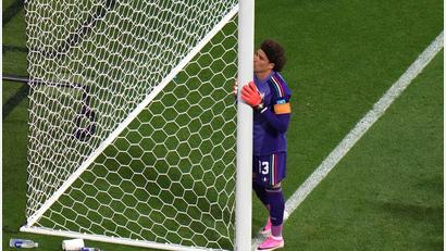 Bild: Eduardo Verdugo/AP/dpa
Ein vermutlich letzter Kuss für das, was irgendwie auch Ochoas Fußball-Heimat war.