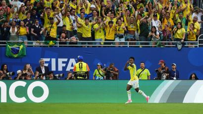 Bild: Andrew Milligan/PA Wire/dpa
Mann des Spiels: Vinícius Júnior lässt sich von den brasilianischen Fans für sein zweites Tor gegen Schottland feiern.