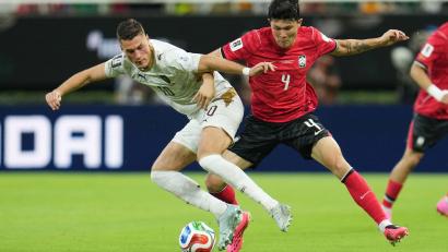 Bild: Matias Delacroix/AP/dpa
Tschechiens Patrik Schick (l) und Südkoreas Minjae Kim (Südkorea) kämpfen um den Ball. (Archivbild)