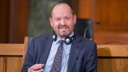 Bild: Daniel Karmann/dpa-Pool/dpa
Erhält den Friedenspreis des Deutschen Buchhandels: der französisch-britische Jurist und Autor Philippe Sands.