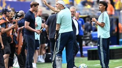 Bild: Federico Gambarini/dpa
Auf Krücken weiter bei der WM: Nico Schlotterbeck