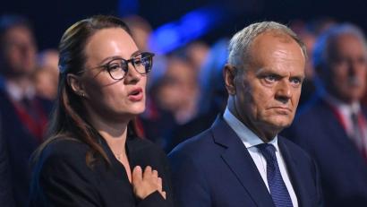 Bild: Adam Warzawa/PAP/dpa
Ministerpräsidentin Swyrydenko (l.) aus Kiew vertritt Präsident Selenskyj.