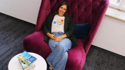 Bild: Jennifer Battaglia
Autorin Kristina Pfister in der Stadtbibliothek in Amberg.