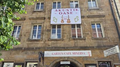 Bild: tgf
Ein großes Plakat weist schon darauf hin: Der Garten des Café Minerva verwandelt sich am Altstadtfest drei Tage lang in eine Akustik-Oase.